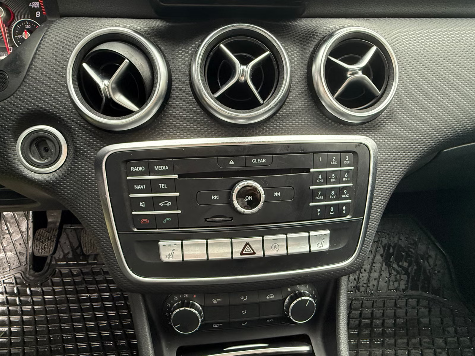 Mercedes-Benz A160 2016 13